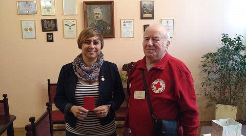 Przedstawiciel PCK i laureatka.