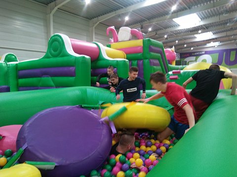 zjęcie uczniów w Parku Trampolin