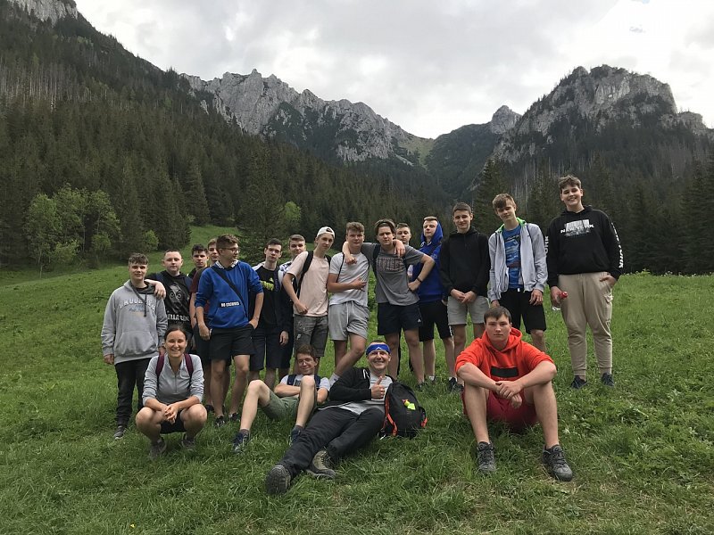 zdjęcie. Grupa uczniów uczestniczących w wycieczce