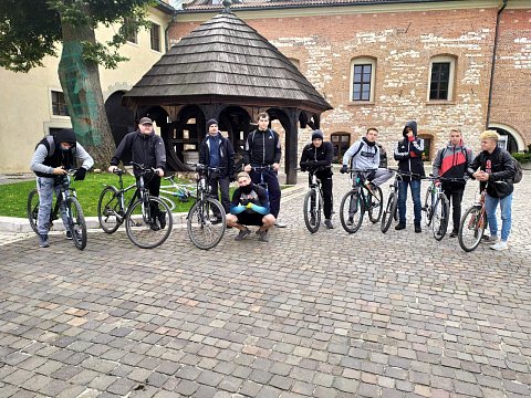 uczestnicy wycieczki rowerowej