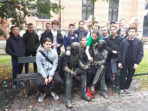 uczestnicy wycieczki przy ławeczce Stefana Banacha