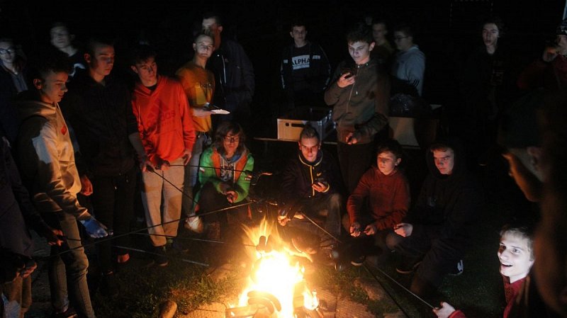 uczestnicy wycieczki przy ognisku