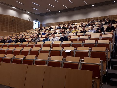 uczniowie w auli podczas wykładu