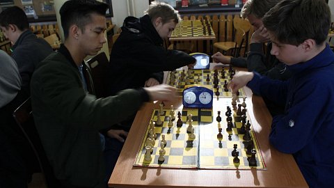 uczniowie naszwej szkoły grają w szachy podczas Mistrzostwa krakowa 2019