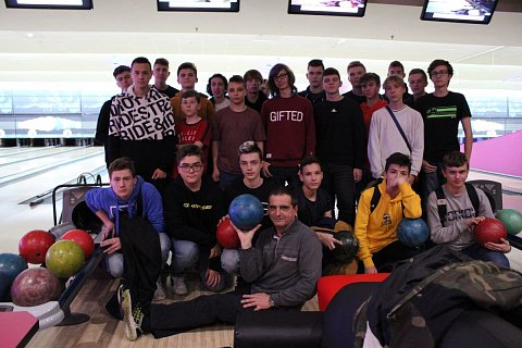 uczniowie z opiekunem