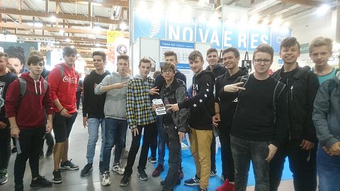 uczniowie podczas Targów Książki