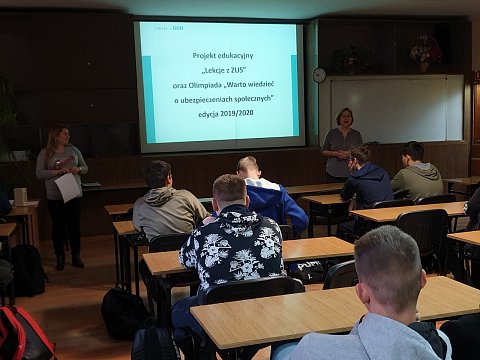 uczniowie podczas zajęć w tle prowadzący zajęcia