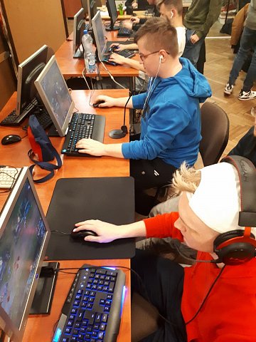 uczniowie przy komputerach grają w gry