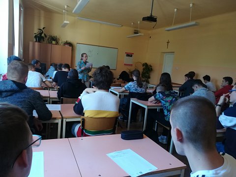 uczniowie piszą dyktando