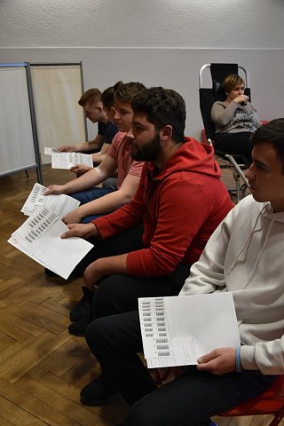 uczniowie oczekują na podbranie krwi