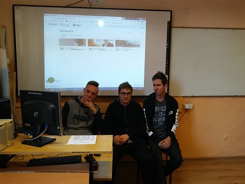 uczniowie prezentują platfomę