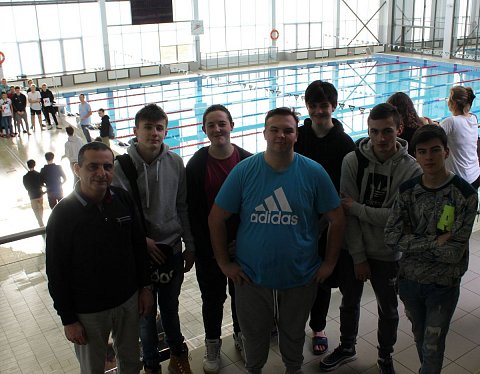 uczestnicy zawodów na pływalni