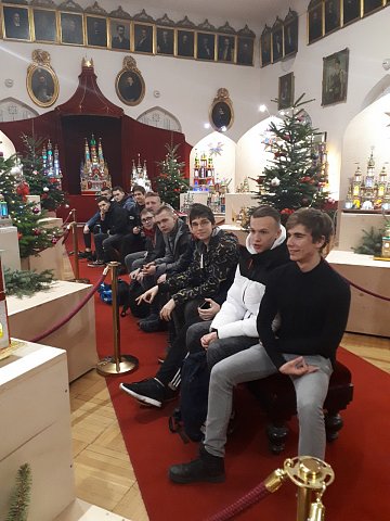 uczniowie na wystawie szopek