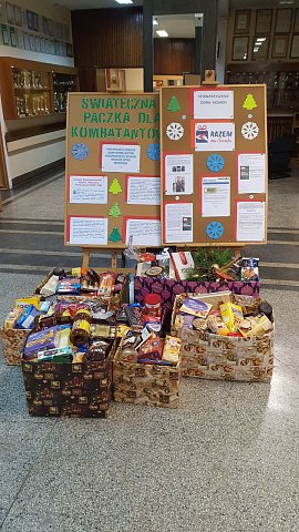 paczki z darami w tle tablice z informacją