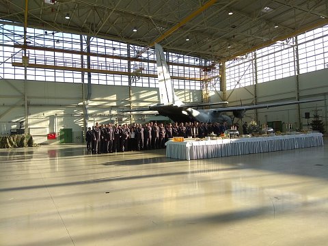 zdjęcie spotkania wigilijnego w hangarze