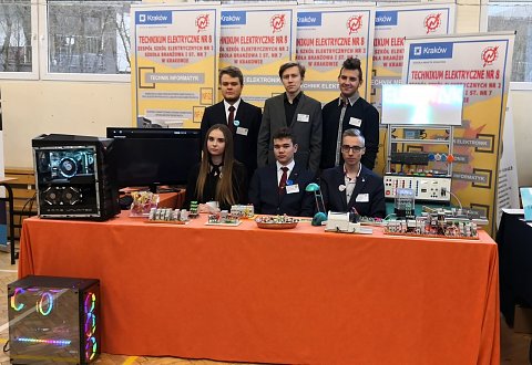 zdjęcie uczniów na stoisku podczas targów