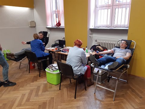 uczniowie oddają krew