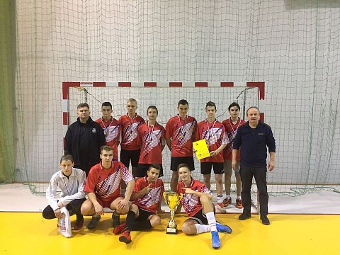 zwycięzka drużyna z opiekunem