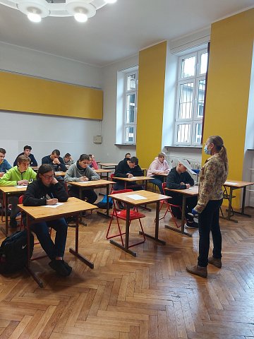 uczniowie piszą dyktando