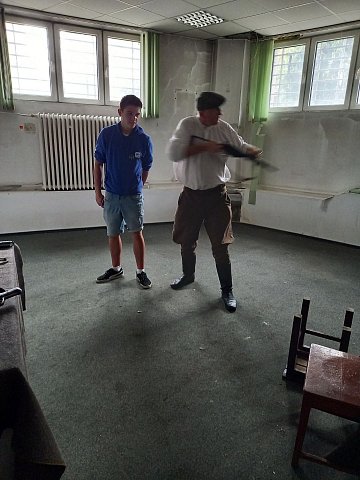 Jak posługiwać się bronią? Instruktor szkoli uczestnika gry.