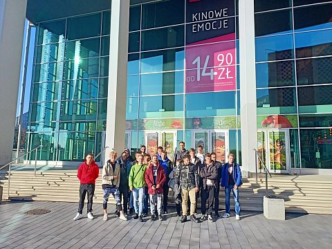 zdjęcie uczniów klasy 4c przed Multikinem.