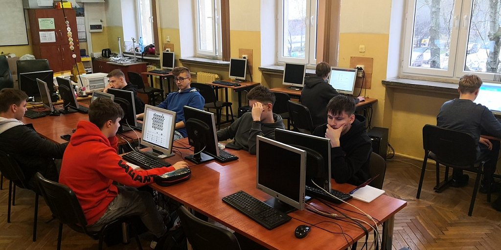 Uczniowie w sali komputerowej uczestniczą w konkursie.