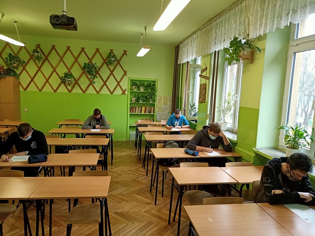 Zdjęcie. Uczniowie w sali piszą sprawdzian.