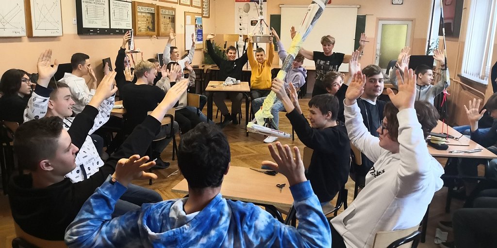 Zdjęcie. Zajęcia. Uczniowie podnoszą ręce.