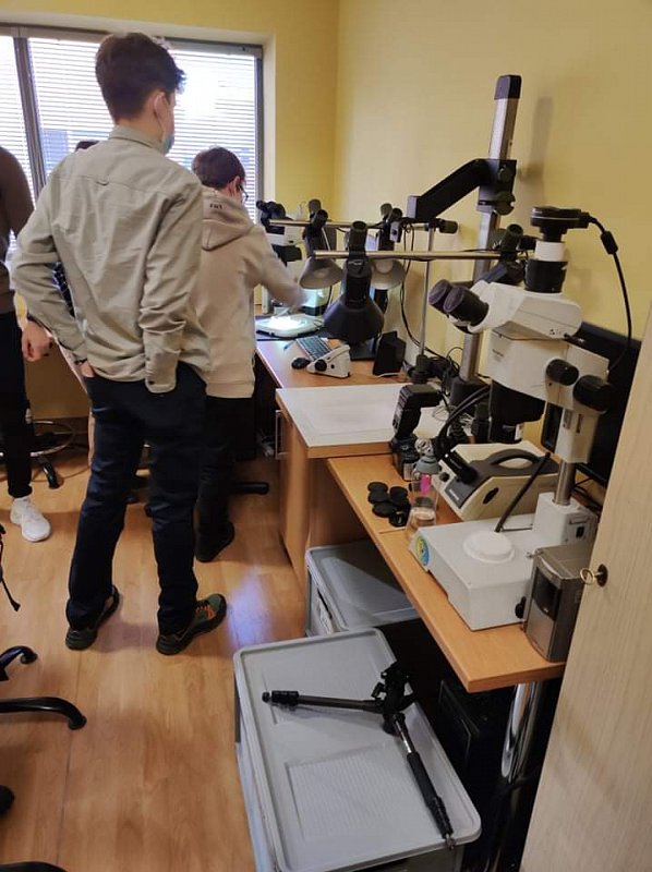Zdjęcie. Uczniowie uczestniczą w warsztatach..