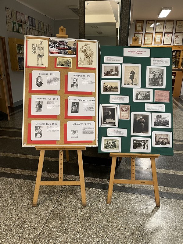 Zdjęcie dwóch tablic ustawionych w holu szkoły upamiętniających bohaterów. 