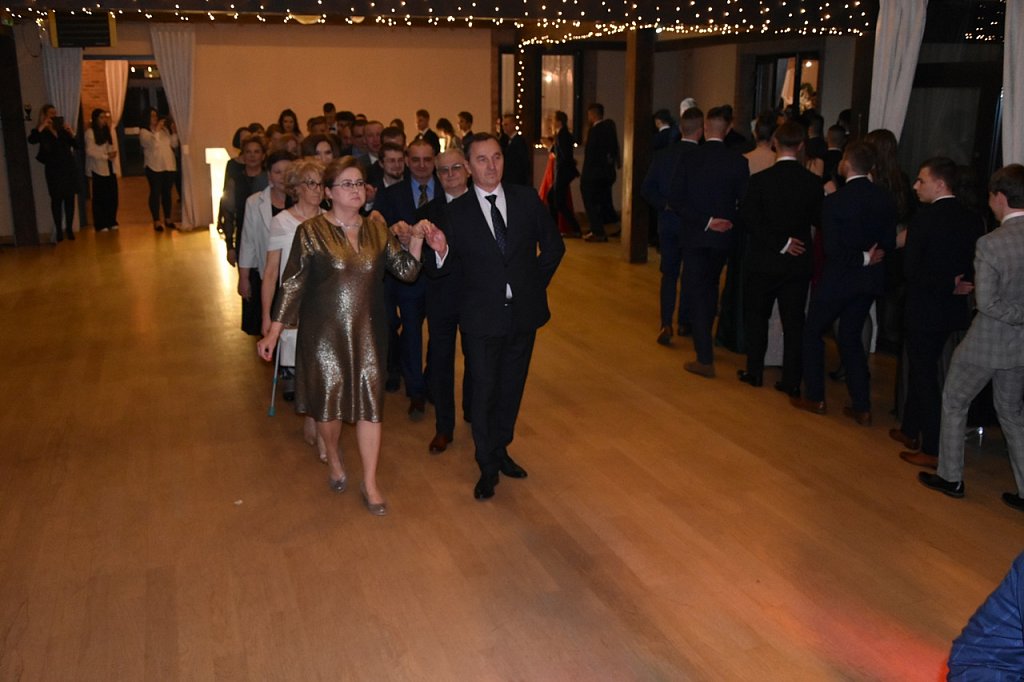 Uczestnicy studniówki podczas poloneza.