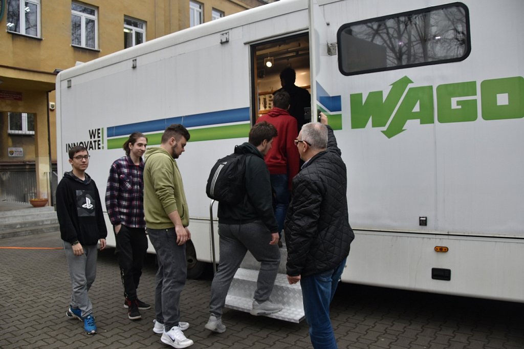 Uczniowie wchodzą do samochodu firmy WAGO na prezentację.
