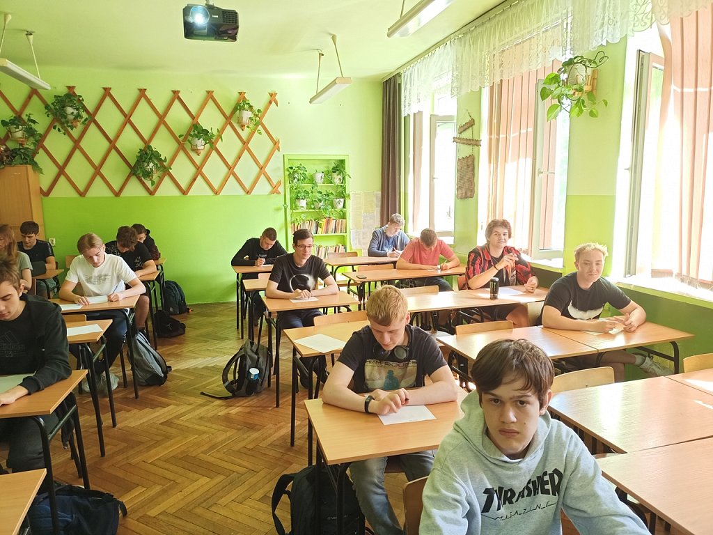 Sala lekcyjna. Uczniowie piszą test.