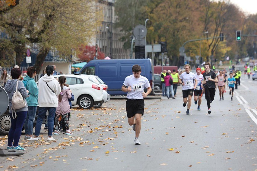 Ulica. Ludzie. Uczestnicy biegu. 