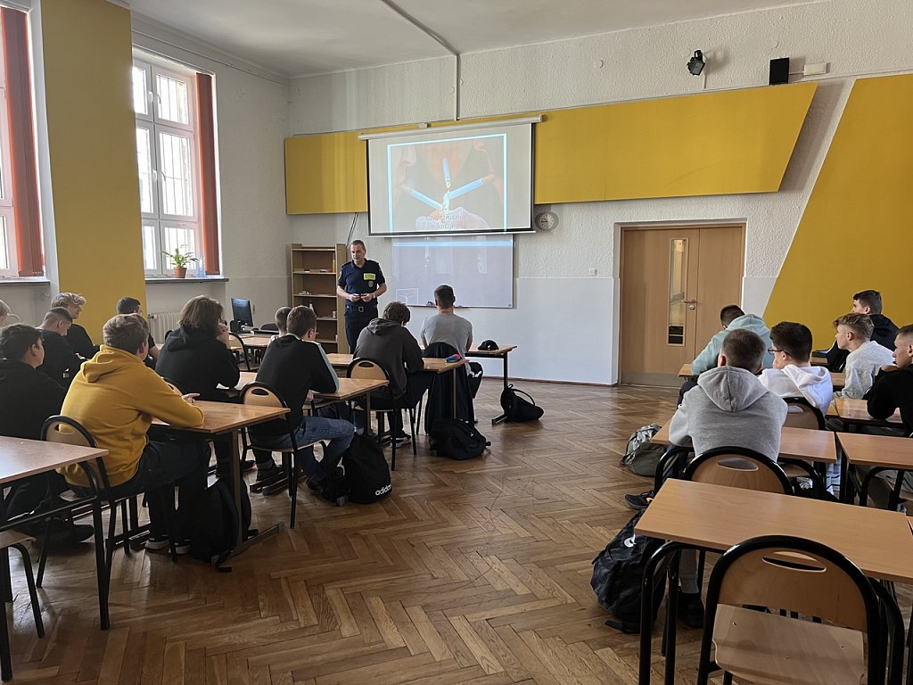 Uczniowie w sali lekcyjne. Wykład. prezentacja. 