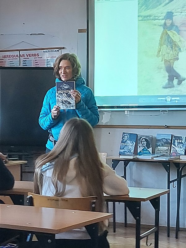 Sala lekcyjna. Nauczycielka prezentuje książkę. 