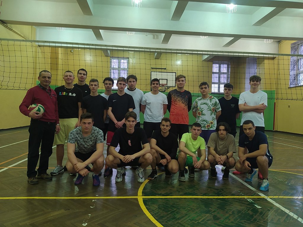 Drużyna siatkówki w sali gimnastycznej. 